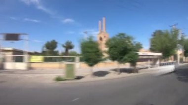 Yazd, İran - Mayıs 2019: İran 'da Yazd kentinin araba trafiği ve şehir sokaklarının hızlandırılmış videosu