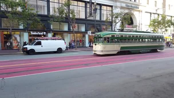 美国加利福尼亚州旧金山 2019年8月 旧金山使用有轨电车进行公共交通的人群 — 图库视频影像