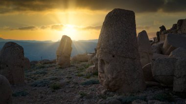 Türkiye 'nin Adiyaman kentindeki Nemrut Dağı' nın tepesinde Commagene heykeli yıkıldı. 2150 metre yüksekliğindeki Nemrut Dağı 'nın tepesindeki taş başları. Türkiye
