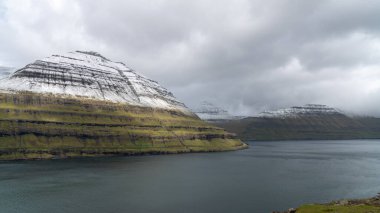 Faroe Adaları 'ndaki dramatik manzara. Kuzey Atlantik 'teki Faroe Adaları' nın doğası.