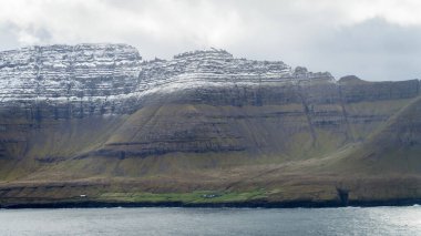 Faroe Adaları 'ndaki dramatik manzara. Kuzey Atlantik 'teki Faroe Adaları' nın doğası.