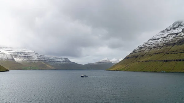 Fischerboot Segelt Durch Dramatische Landschaft Auf Den Färöer Inseln Nordatlantik — Stockfoto