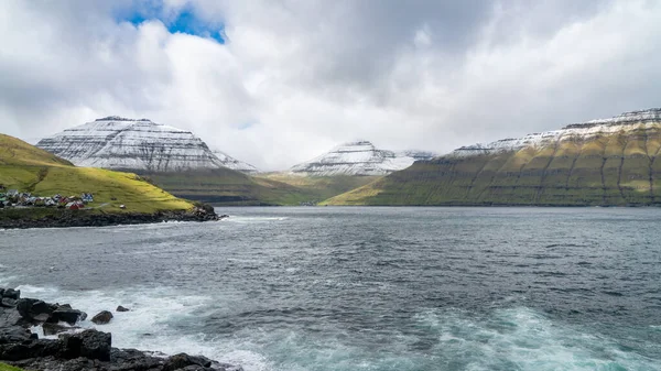 Dramatyczne Krajobrazy Wyspach Owczych Falami Uderzającymi Brzeg Charakter Wysp Owczych — Zdjęcie stockowe