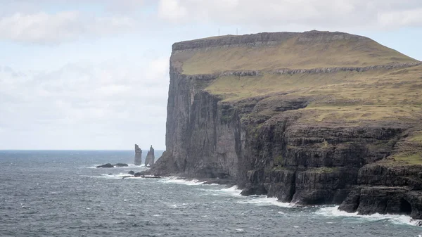 Risin Kellingin Rotsen Gezien Vanuit Tjornuvik Baai Met Golven Die — Stockfoto