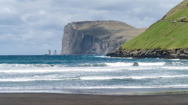 Risin Kellingin Rocks Seen Tjornuvik Bay Waves Hitting Shore Streymoy — Stock Photo, Image