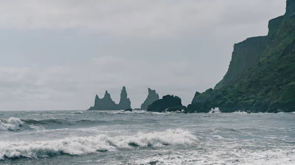 Plage Sable Noir Reynisfjara Avec Des Formations Rocheuses Dans Mer — Photo