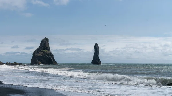 Μαύρη Αμμουδιά Του Reynisfjara Βραχώδεις Σχηματισμούς Στη Θάλασσα Νότια Ακτή — Φωτογραφία Αρχείου