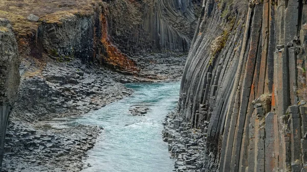 アイスランドのスタグラジル バサル峡谷 これは珍しい火山玄武岩列の形成です — ストック写真