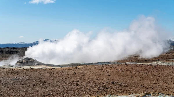 自然蒸気の噴出口と泥のプールがあるHverir Myvatn地熱エリア湖Myvatn Hverir地熱フィールド アイスランド — ストック写真