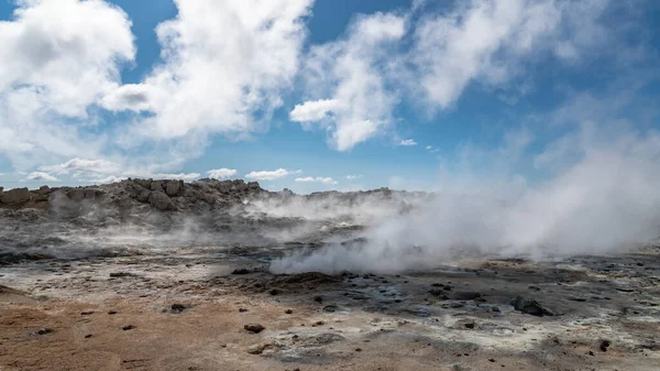 自然蒸気の噴出口と泥のプールがあるHverir Myvatn地熱エリア湖Myvatn Hverir地熱フィールド アイスランド — ストック写真