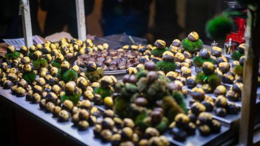 İstanbul, Türkiye - Kasım 2019: Kavrulmuş kestane arabası satışta, İstanbul 'da gece hayatı