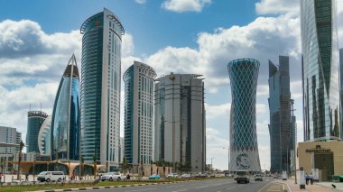 Doha, Katar - Şubat 2019: West Bay, Doha, Katar'daki Financial District siluetinde gökdelenler