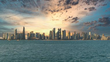 Doha, Katar - Şubat 2019: Dramatik bulutlar altında gökdelenleri olan Doha Katar gökdelenleri