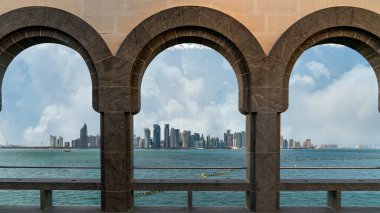 Doha, Katar - Şubat 2019: Doha ufuk çizgisi İslam Sanatları Müzesi 'nden görüldüğü gibi