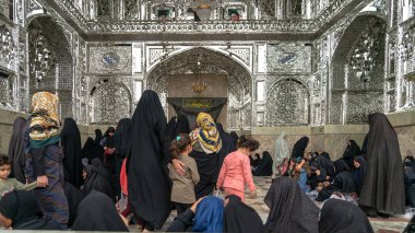 Fatima Masumeh Tapınağı, Qom, İran - Mayıs 2019: Şii Müslümanlar tarafından İran 'ın en kutsal ikinci şehri olarak kabul edilen Qom' daki Fatima Masumeh Tapınağı 'nda dua eden İranlı kadınlar.