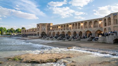 İsfahan, İran - Mayıs 2019: İran halkı Zayandeh Nehri üzerindeki Khaju köprüsünde zaman geçiriyorlar, İsfahan, İran