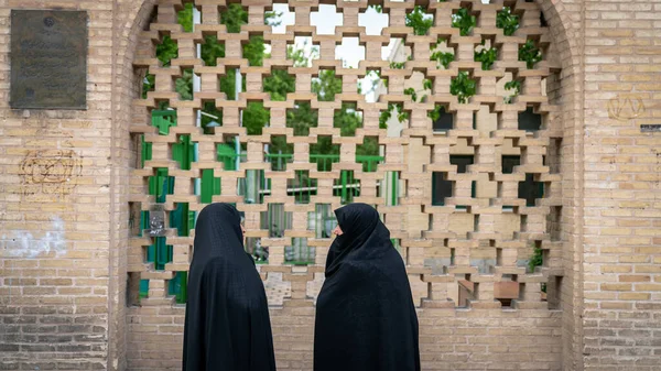 Uidentificerede Iranske Kvinder Sort Kjole Hijab Moskeen Isfahan Iran - Stock-foto