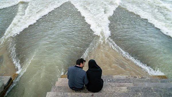 Isfahan Iran May 2019 Iranian Couple Sitting Zayandeh River Khaju — Stock Photo, Image