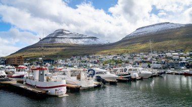 Klaksvik, Faroe Adaları - Ağustos 2019: Danimarka Krallığının özerk bölgesi olan Faroe Adaları 'nın ikinci büyük kenti Klaksvik' teki bir limanda tekneler