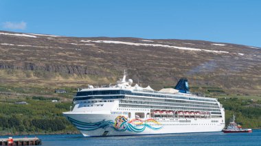 Akureyni, İzlanda - Ağustos 2019: Norveç Ruhu, İzlanda 'nın Akureyni limanından ayrılıyor