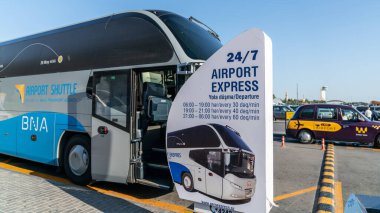 Bakü, Azerbaycan - Temmuz 2019: Heydar Aliyev havaalanı dışında park edilmiş servis otobüsleri
