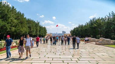 Ankara, Türkiye - Ağustos 2019: Mustafa Kemal Atatürk 'ün Anitkabir mozolesinde yaşayan Türk halkı Aslanlar Yolu boyunca yürüyor