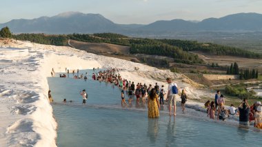 Kapadokya, Türkiye - Ekim 2019: Pamukkale 'de sıcak termik su havuzlarının keyfini çıkaran turistler