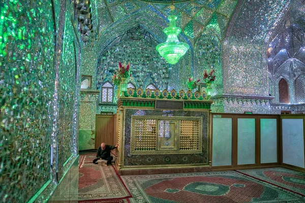 Шираз Иран Май 2019 Года Неизвестный Молится Храме Шаха Чераха — стоковое фото