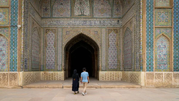 Shiraz Irán 2019 Május Ismeretlen Pár Sétál Vakil Mecset Shabestan — Stock Fotó