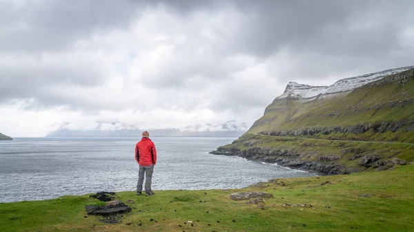 Uomo Non Identificato Che Osserva Paesaggio Drammatico Delle Isole Faroe — Foto Stock