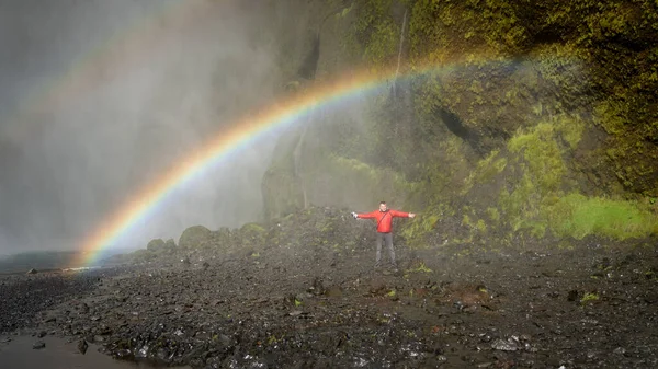 Skogar Islandia Maj 2019 Człowiek Stojący Pod Tęczą Obszarze Wodospadu — Zdjęcie stockowe