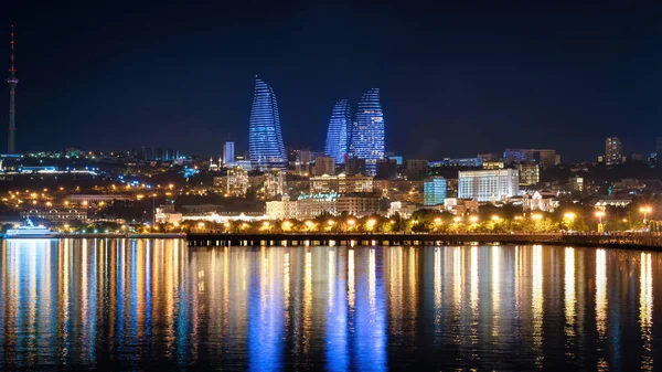 Μπακού Αζερμπαϊτζάν Ιούλιος 2019 Πύργοι Φλόγας Στο Νυχτερινό Αστικό Τοπίο — Φωτογραφία Αρχείου