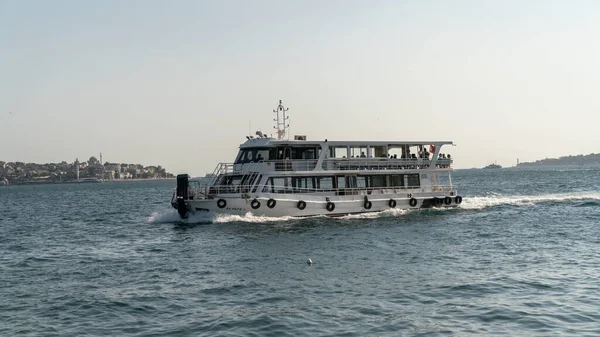 Κωνσταντινούπολη Τουρκία Οκτώβριος 2018 Επιβατικό Σκάφος Στον Βόσπορο — Φωτογραφία Αρχείου