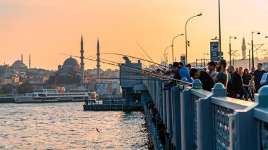 Galata Köprüsü, İstanbul, Türkiye - Ekim 2019: Galata Köprüsü 'nde balıkçılar gün batımında oltalarıyla balık tutuyorlar, Karakoy, Galata Köprüsü, İstanbul