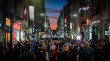 İstanbul, Türkiye - Kasım 2019: Taksim 'de İstiklal Caddesi' nde yürüyen kalabalık. Türk halkı İstanbul 'da geceleri kalabalıklaşıyor. Fotoğraf hareketi bulanık ve bilerek ve orjinal olarak odak dışı