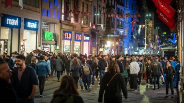 İstanbul, Türkiye - Kasım 2019: Taksim 'de İstiklal Caddesi' nde yürüyen kalabalık. Türk halkı İstanbul 'da geceleri kalabalıklaşıyor. Fotoğraf hareketi bulanık ve bilerek ve orjinal olarak odak dışı