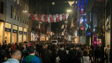 İstanbul, Türkiye - Kasım 2019: Taksim 'de İstiklal Caddesi' nde yürüyen kalabalık. Türk halkı İstanbul 'da geceleri kalabalıklaşıyor. Fotoğraf hareketi bulanık ve bilerek ve orjinal olarak odak dışı