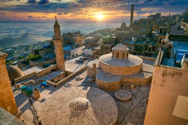 Mardin, Türkiye - Ocak 2020: Günbatımında çatısı Türk hamamı olan eski Mardin şehri