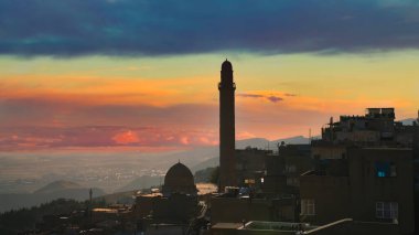 Mardin, Türkiye - Ocak 2020: Mardin manzarası gün batımında Ulu Cami 'nin minaresiyle, aynı zamanda Mardin Büyük Camii olarak da bilinir.
