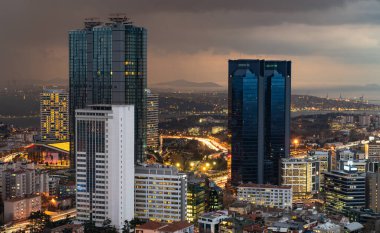 İstanbul, Türkiye - Aralık 2019: Şehrin havadan görünüşü ve gökdelenler. Levent ve Beşiktaş bölgelerindeki gökdelenler ve modern ofis binaları Boğaz arka planına sahip