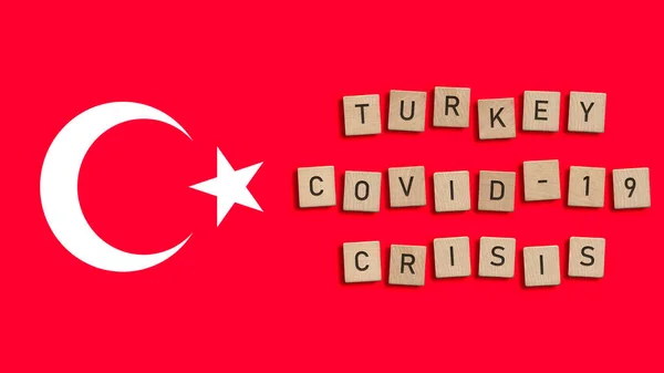 Turkiet Covid Kris Skriven Med Trä Kakel Över Turkiska Flaggan — Stockfoto