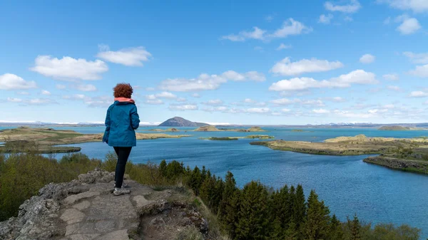 Myvatn Island Srpen 2019 Neznámá Žena Výhledem Krajinu Jezera Myvatn — Stock fotografie