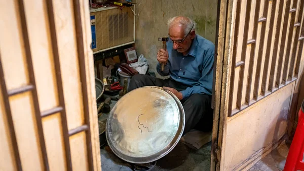 Yazd Irán 2019 Május Öreg Iráni Ember Kalapáccsal Dolgozik Egy — Stock Fotó