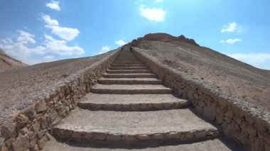 Yazd, İran - Mayıs 2019: Yazd kentindeki Zoroastrian Harabeleri 'nin merdivenlerinde yürüyen turistler