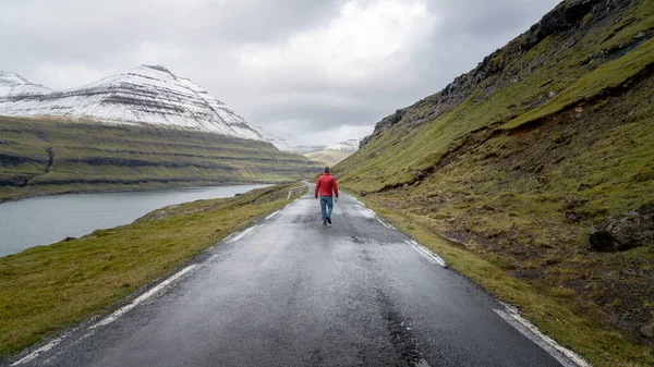 Hombre Identificado Caminando Paisaje Dramático Carretera Las Islas Feroe — Foto de Stock