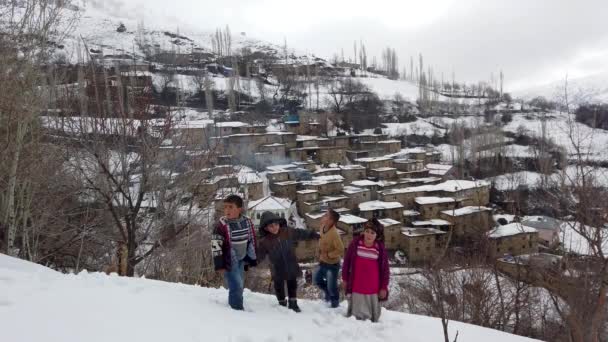 Hizan Bitlis Turkiet Februari 2020 Barn Leker Med Snö Avlägsen — Stockvideo