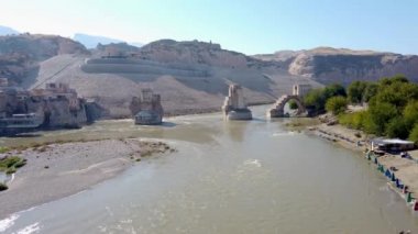 Hasankeyf, Türkiye - Ekim 2019: Hasankeyf kasabasının, tahliye edildikten sonra taş mağaralarıyla ünlü Dicle Nehri üzerindeki kalıntıları. Kasaba, Ilisu barajının suları altında kalacak.