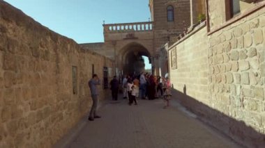 Midyat, Mardin, Türkiye - Ekim 2019: Geleneksel mimarisi ile ünlü Midyat Devlet Konuk Evi