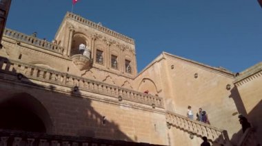 Midyat, Mardin, Türkiye - Ekim 2019: Geleneksel mimarisi ile ünlü Midyat Devlet Konuk Evi