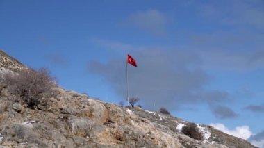 Akdamar Adası, Van, Türkiye - Şubat 2020: Akdamar adasında Türk bayrağı. Akdamar kilisesi Ermeni halkı için önemli bir dini yerdir.